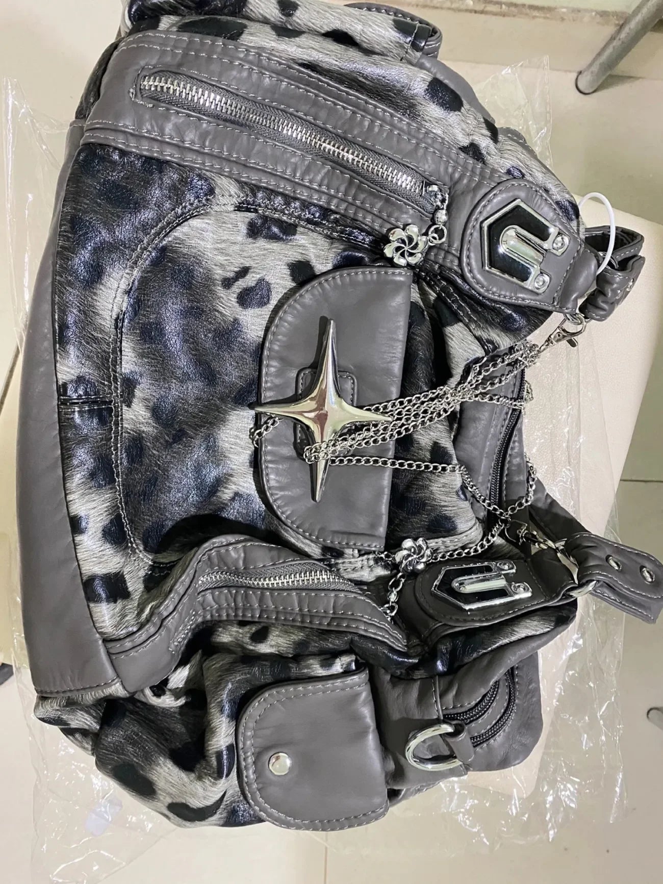 グレーのヒョウ柄ハンドバッグ クロススター サブカルチャー Y2K ショルダーバッグ ホットガール トートバッグ 大容量 ポータブルメッセンジャーバッグ 2024年新作