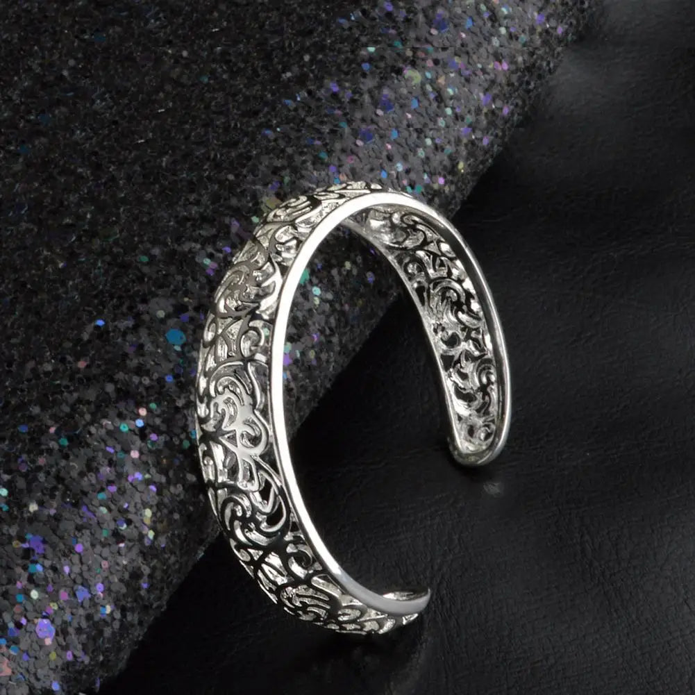 925シルバーカフブレスレットオープニング絶妙な中空レディースブレスレットシルバーカラー彫刻パターンレトロバングルパーティーリストジュエリー